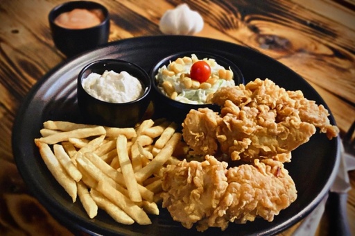 Crispy Chicken / Fries & Coleslaw